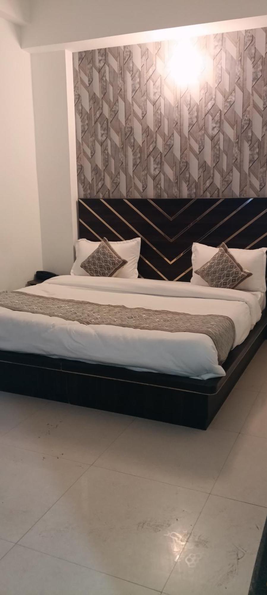 Hotel Blue Heaven Oyotownhouse Газиабад Екстериор снимка