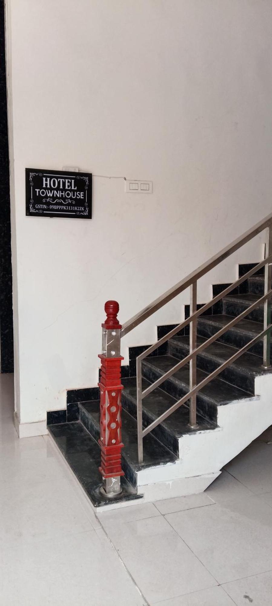 Hotel Blue Heaven Oyotownhouse Газиабад Екстериор снимка
